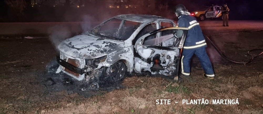 Família tem carro atingido por bala perdida durante tiroteio em Maringá