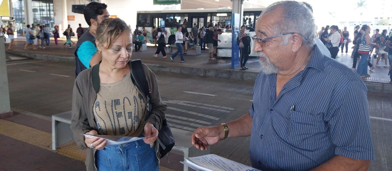 Sindicato distribui panfletos no Terminal Urbano pedindo respeito aos motoristas