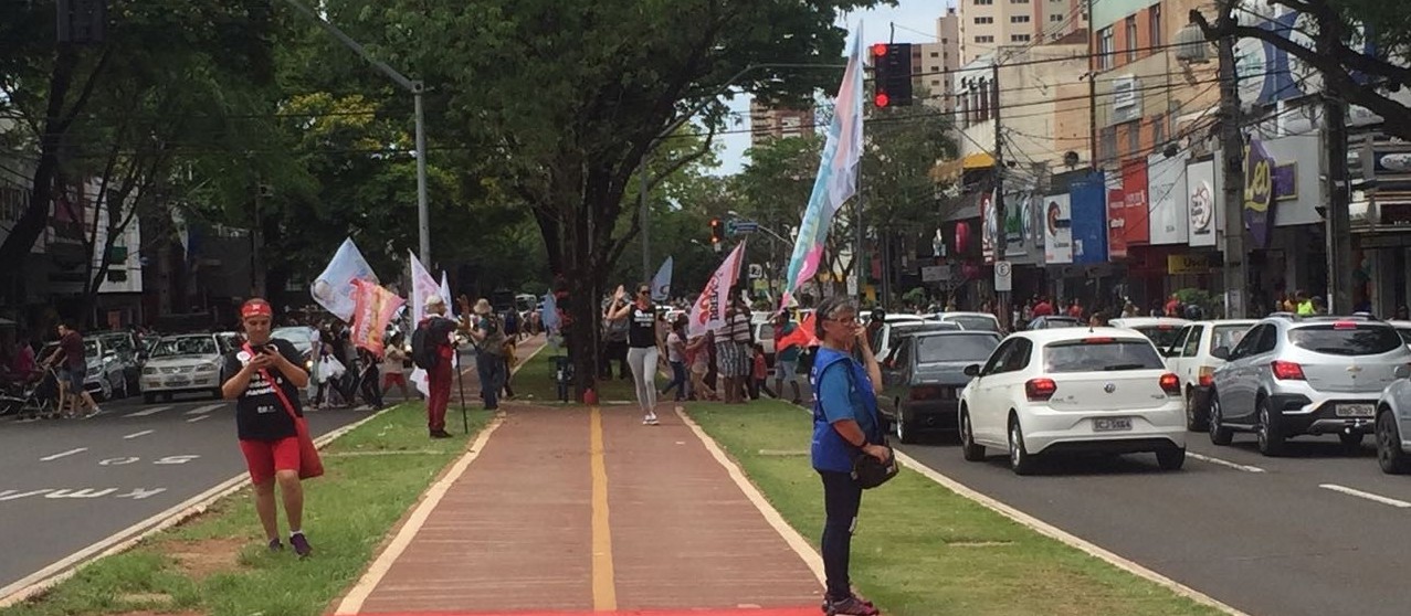 Cabos eleitorais lotam ruas de Maringá com bandeiras de candidatos