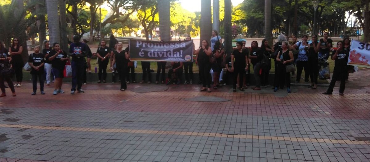 Servidores da Saúde protestam em frente à prefeitura de Maringá