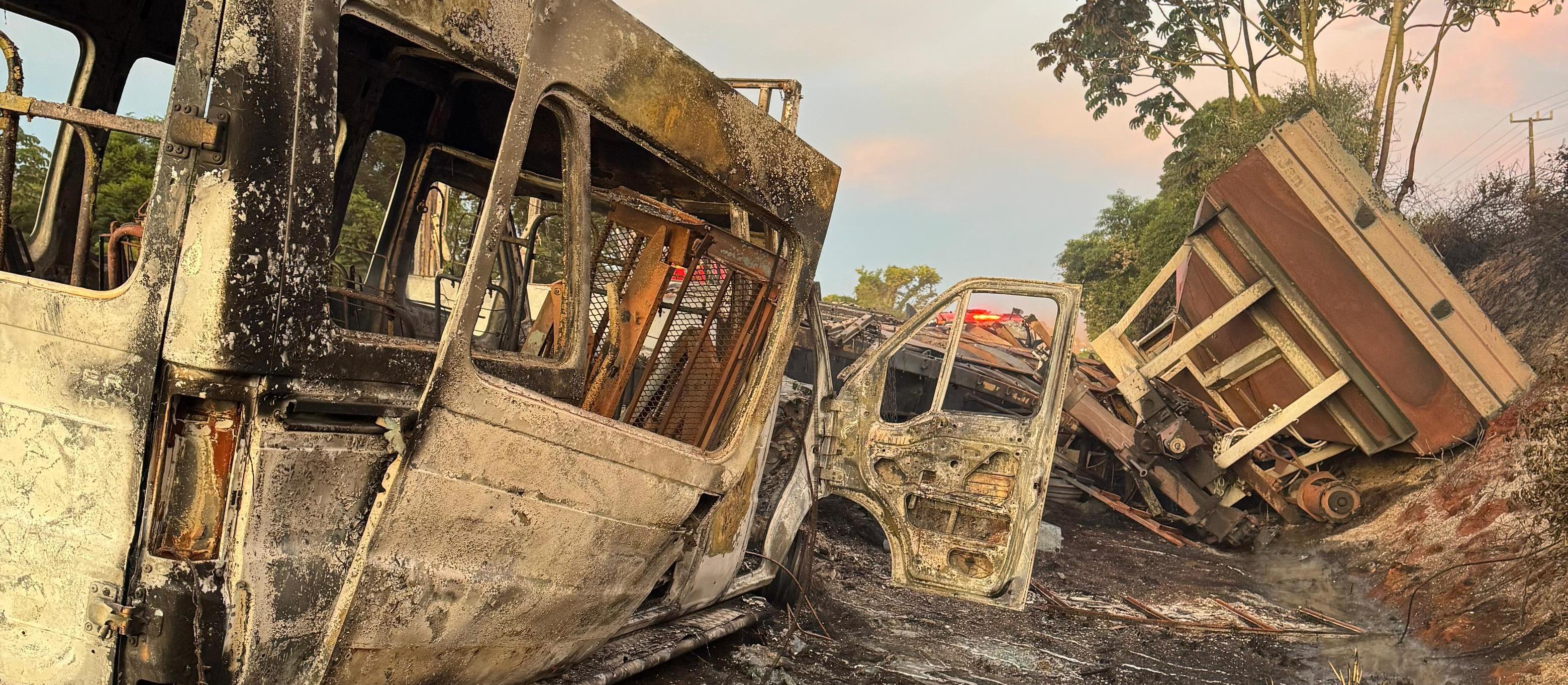 Carreta, caminhão e van batem na BR-369 e pegam fogo