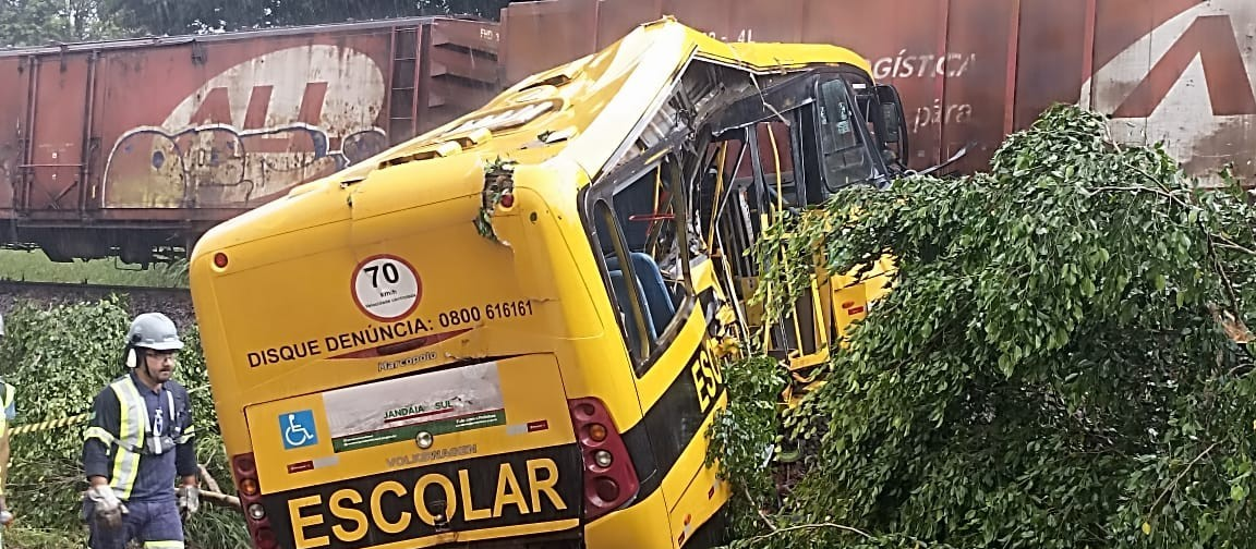 Pai de vítima de acidente entre ônibus e trem ganha indenização e pensão