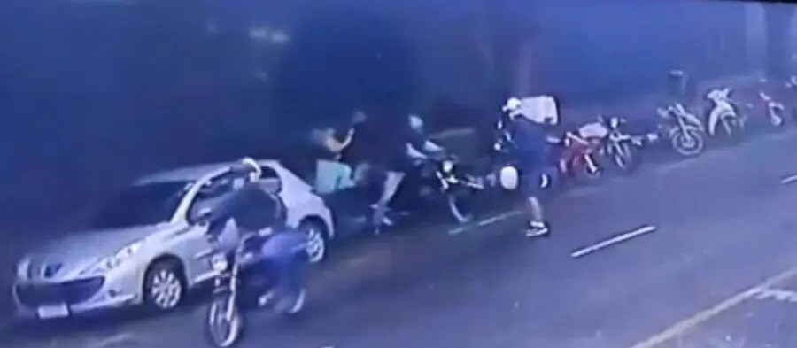 Novas imagens mostram ladrões fugindo em motos após assalto em shopping de Maringá