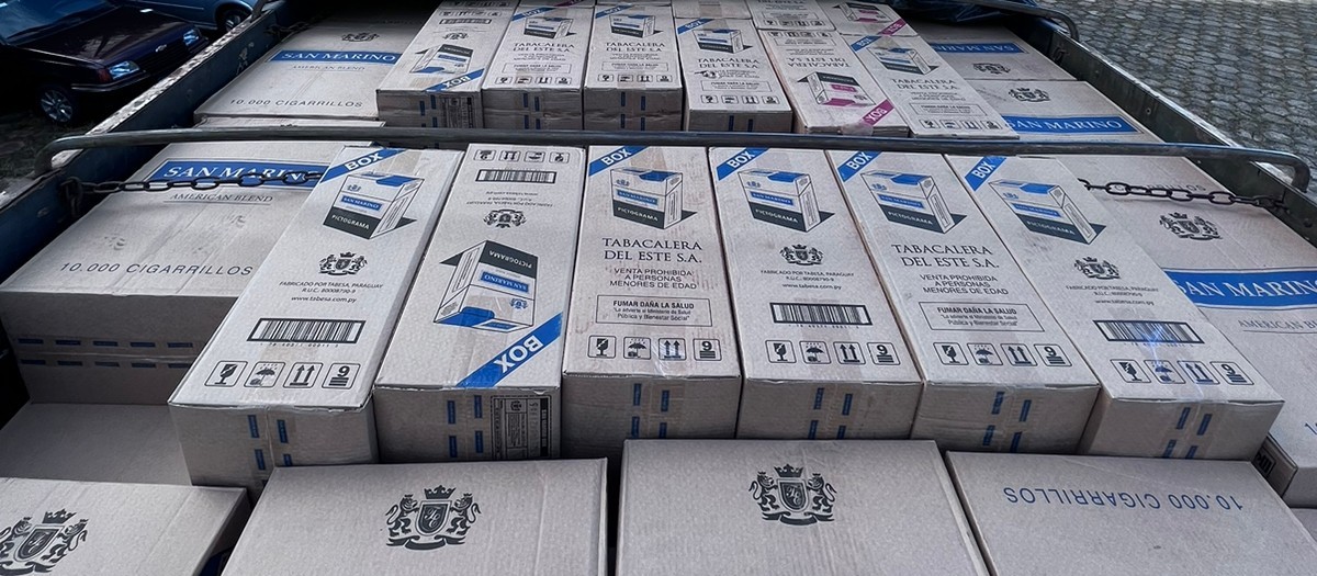 PF apreende carretas com 2.300 caixas de cigarros contrabandeados