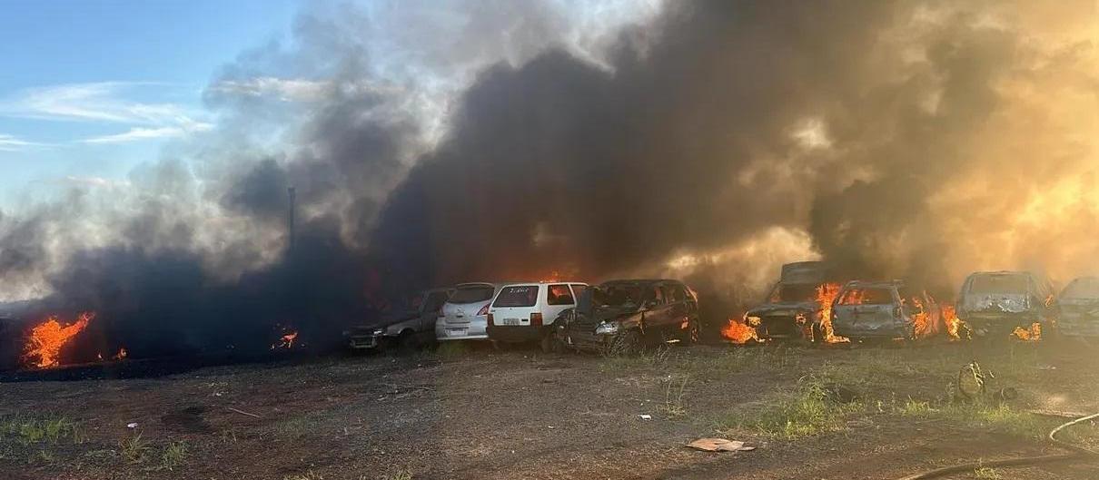 Incêndio danifica 70 veículos em pátios do 10º BPM