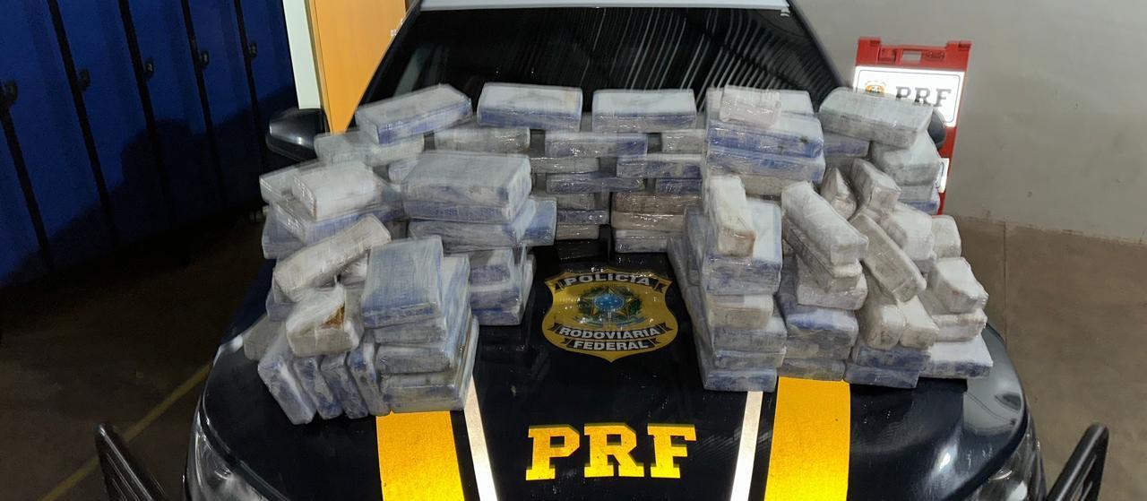PRF apreende carga de cocaína em fundo falso de caminhonete
