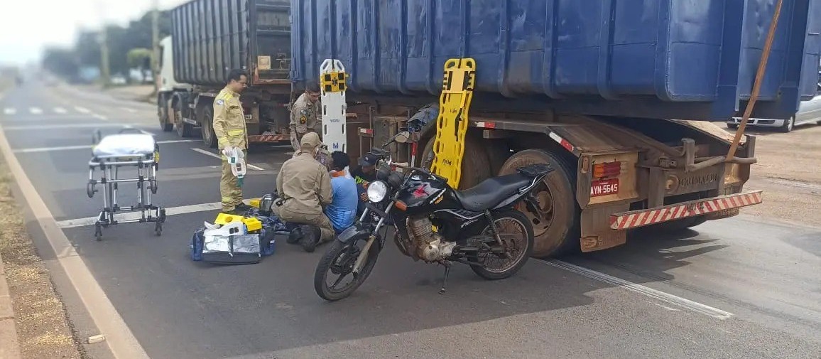 Motociclista e passageiro caem debaixo de rodado de caminhão e se salvam por pouco em Maringá 