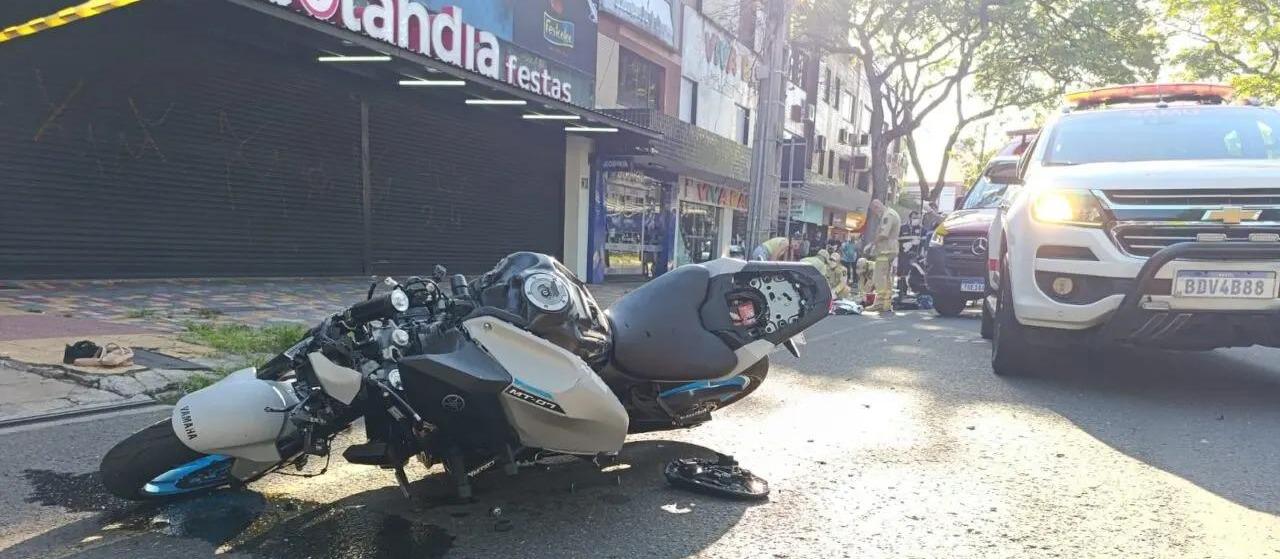 Câmera flagra moto empinando momentos antes de acidente que deixou dois jovens mortos em Maringá