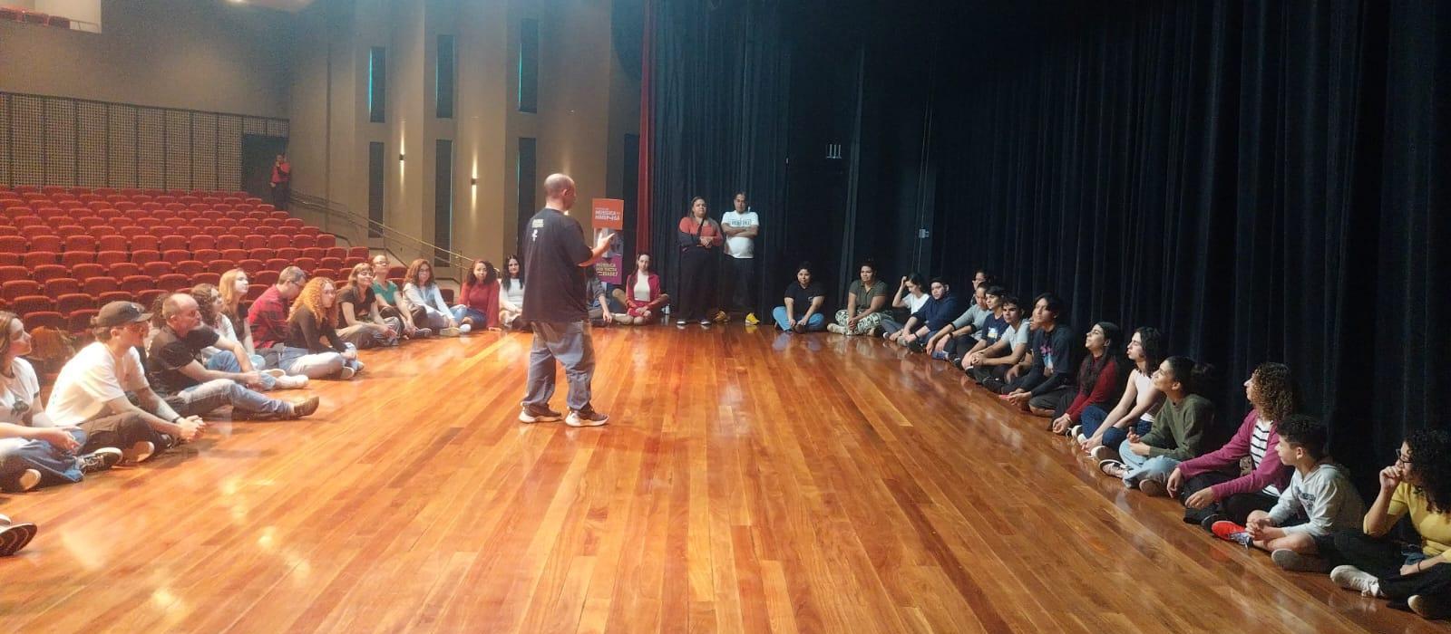 Barbatuques transforma o corpo em instrumento musical