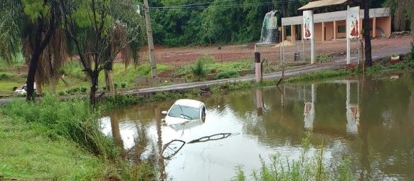 Carro cai em represa após acidente na PRC-158