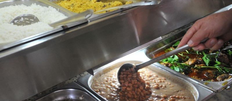 Brasileiro gasta em média R$ 34 por dia em cada refeição, segundo pesquisa