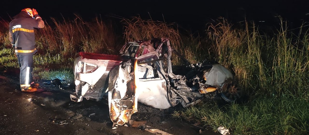Motorista morre carbonizado após acidente com caminhão na região