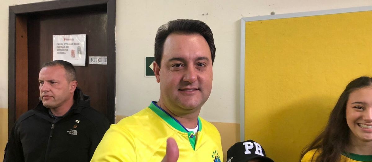 Ratinho Junior vota em Santa Felicidade e reafirma apoio a Bolsonaro