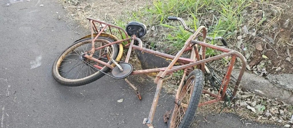 Batida entre carro e bicicleta deixa idoso ferido em estado grave