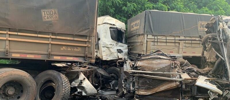 Acidente envolvendo caminhões deixa motorista gravemente ferido na região
