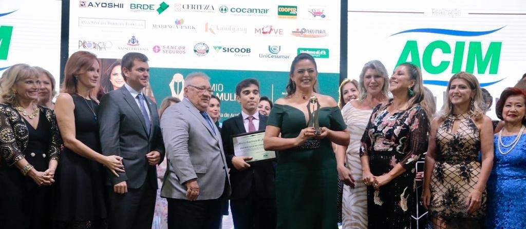 Maria Iraclézia recebe o Prêmio Acim Mulher