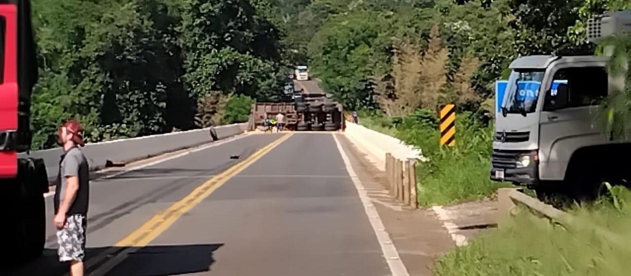 Carroceria de caminhão tomba e interdita ponte sobre a PR-323