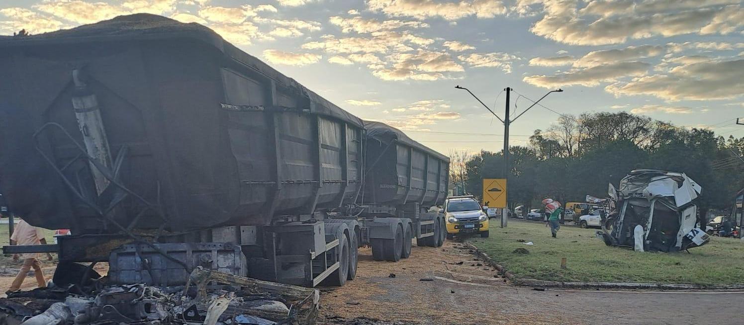 Populares salvam caminhoneiro preso em ferragens de caminhão em chamas