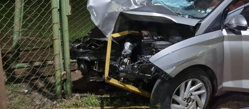 Carro bate em estrutura de praça de pedágio desativada e motorista morre