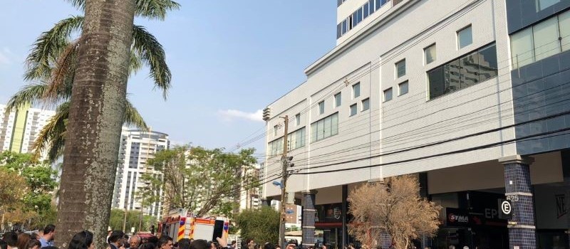Bombeiros controlam princípio de incêndio em prédio comercial 