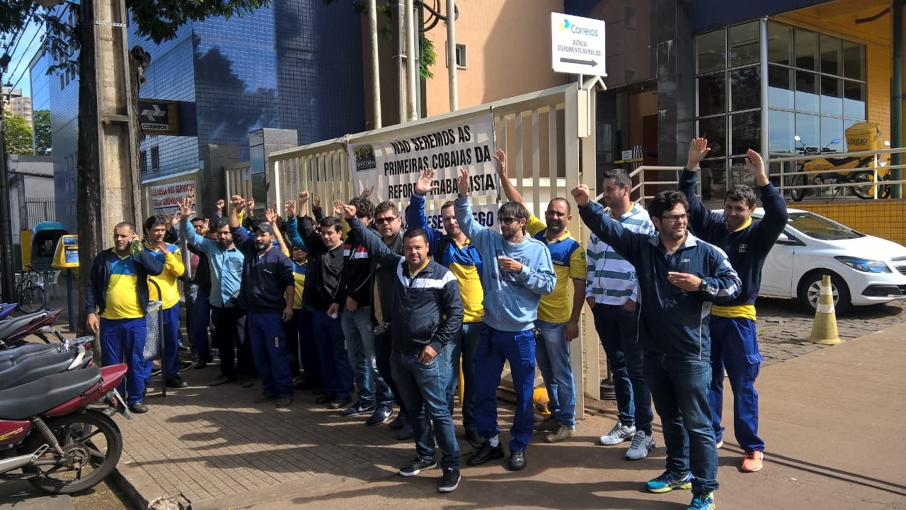 Trabalhadores dos Correios encerram greve após 13 dias de paralisação