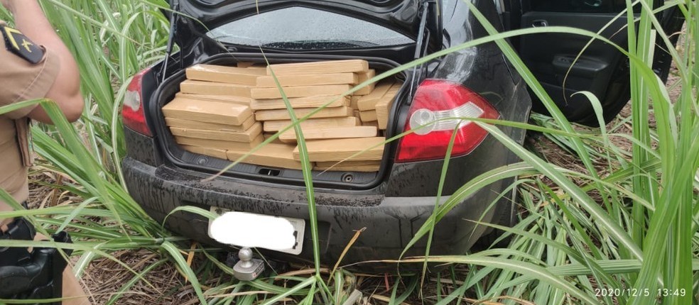 Polícia encontra 640 kg de maconha em veículo abandonado