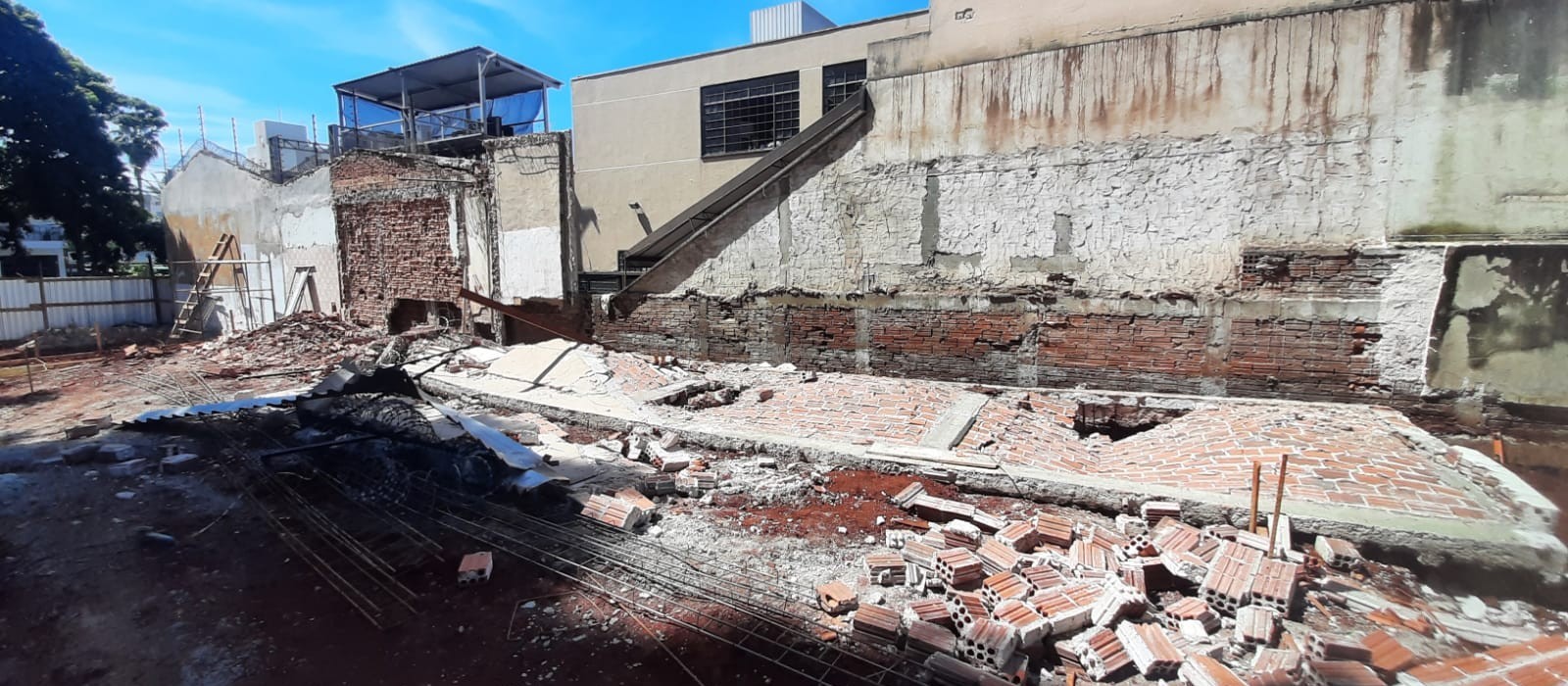 Muro cai sobre trabalhadores e dois ficam feridos em Maringá