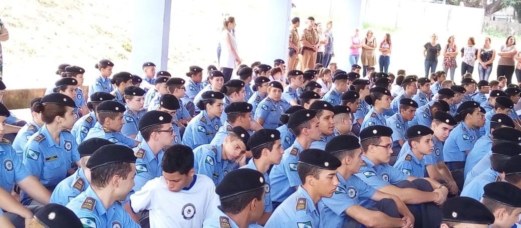 Alunos do Colégio Militar participam de treinamento