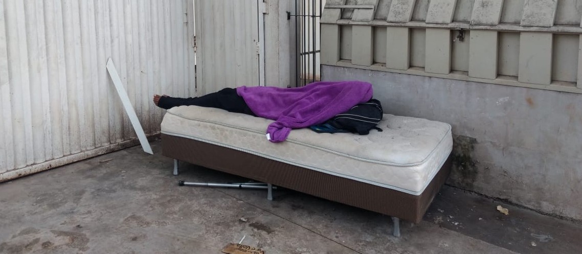 Morador de rua dorme em cama box no centro de Maringá