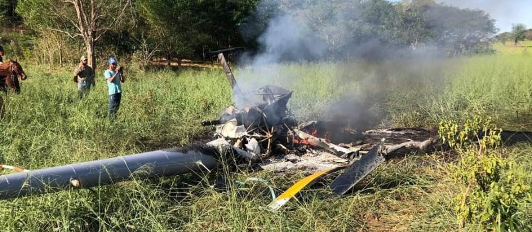 Helicóptero pega fogo após cair em área rural; uma pessoa morreu