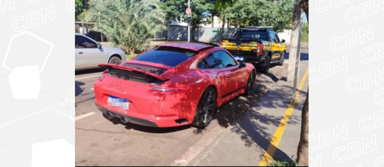 Carro de luxo é apreendido com 90 multas em Maringá