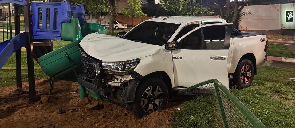 Caminhonete foge de abordagem policial e invade praça