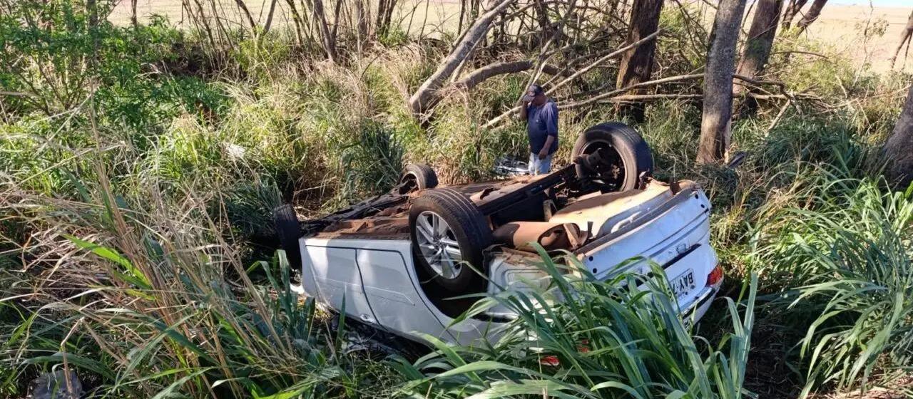 Idosa de 72 anos fica presa às ferragens após capotar carro na PR-551, em Ivatuba