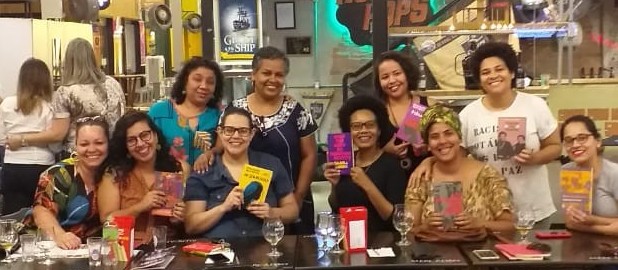 Mulheres criam clube de leitura para discutir autoras negras