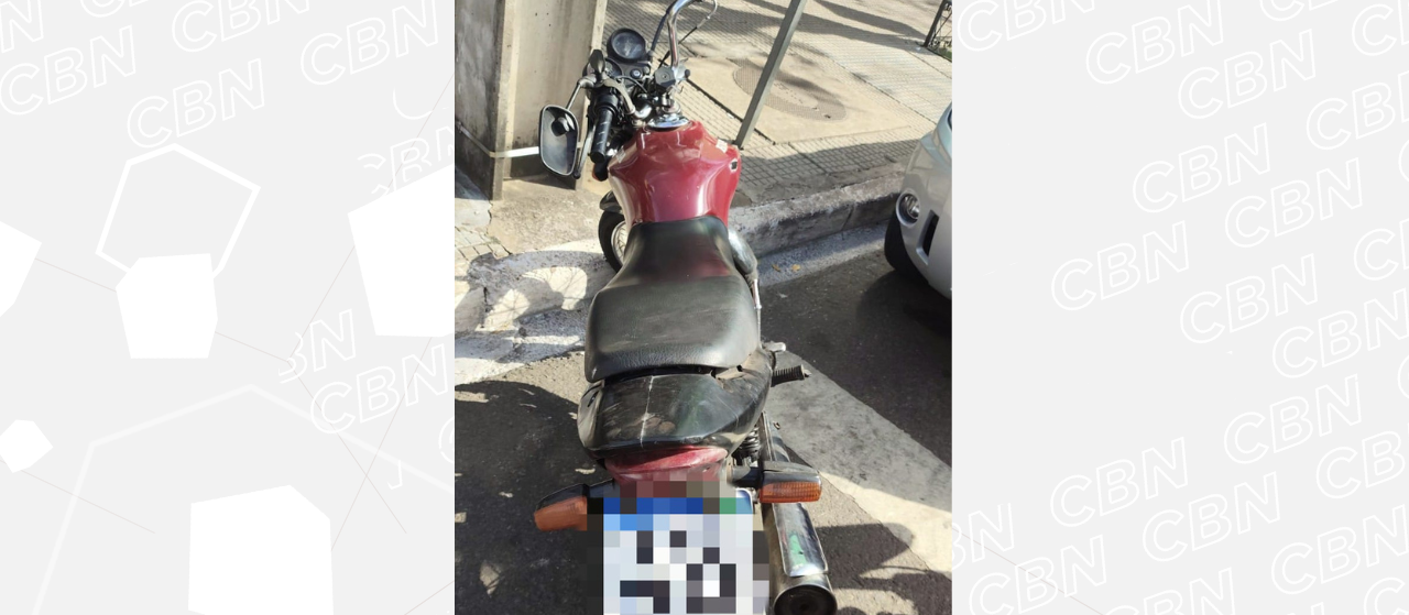 Agentes de trânsito apreendem moto com mais de R$ 100 mil em débitos
