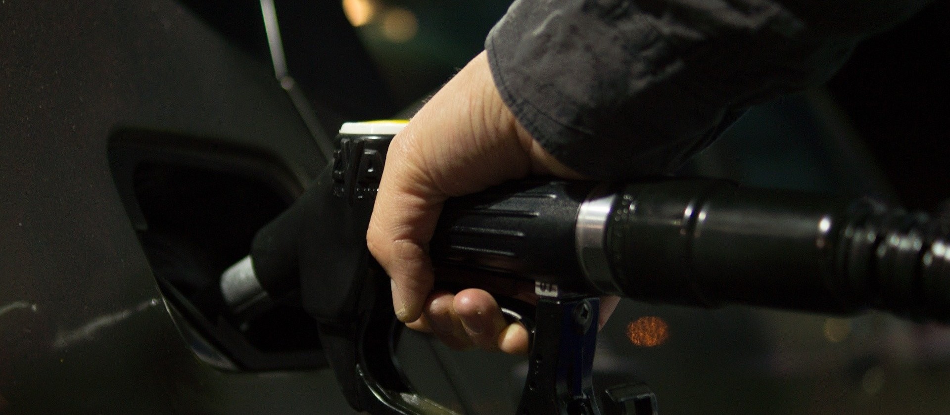 Por que o preço do combustível não acompanha a queda internacional?