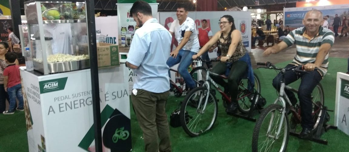 Atração na Expoingá estimula visitantes a pedalar em troca de pipoca