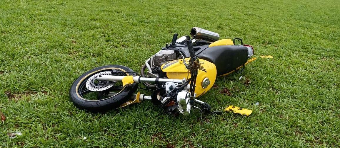 Motocicleta invade rotatória, tomba e motociclista morre
