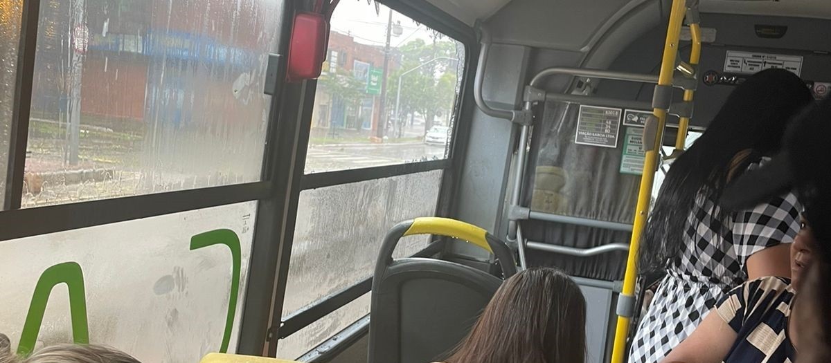 Lixeira é arremessada para dentro de ônibus e homem fica ferido em Maringá 