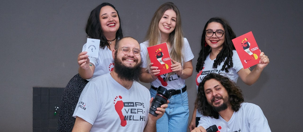Slam Pé Vermelho lança primeiro livro de poesias
