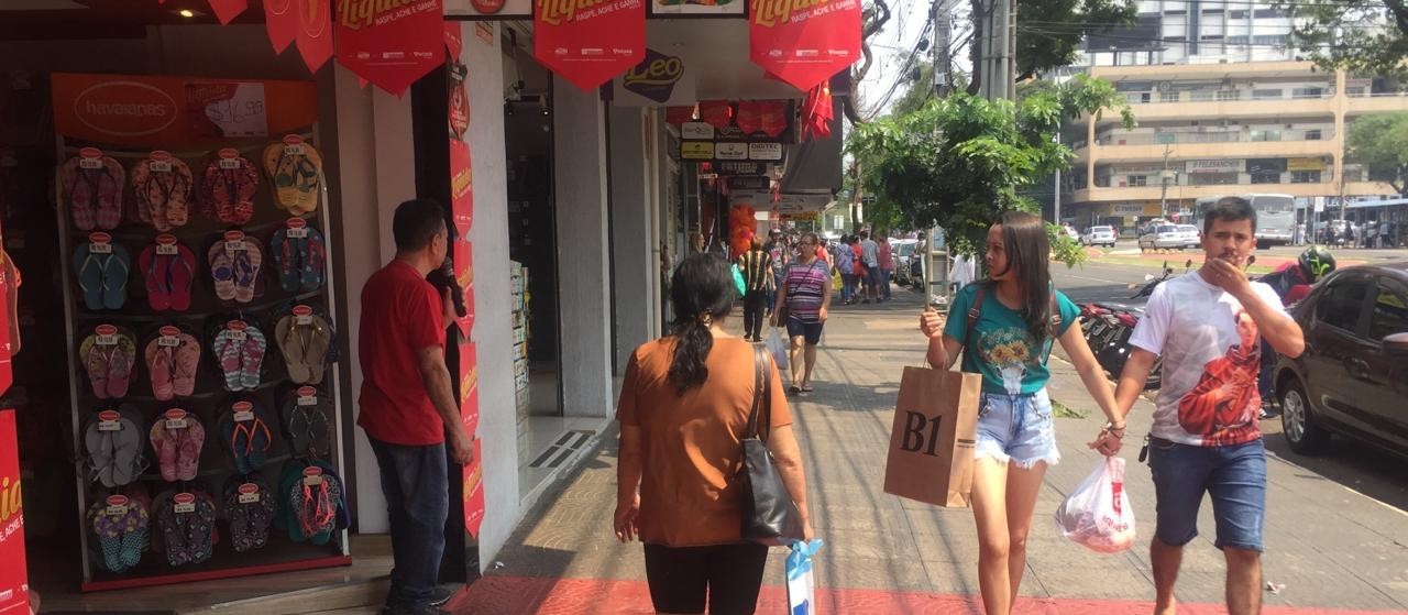 No primeiro dia da Maringá Liquida, lojistas ficam empolgados com o movimento
