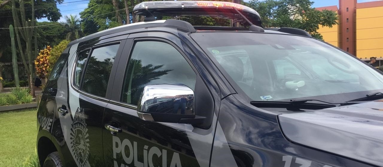 Dois jovens de 20 anos trocam tiros com policiais e morrem, em Cascavel