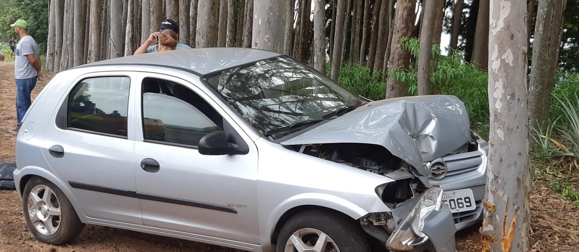 Motorista cochila ao volante e bate carro contra árvore