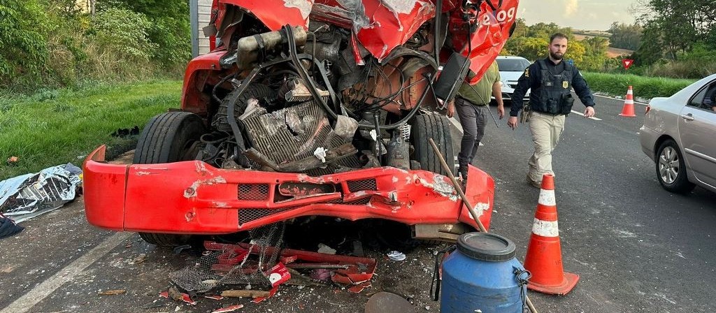 Motorista morre em acidente entre dois caminhões em Marialva