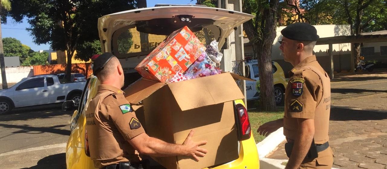 Policiais militares distribuem 150 brinquedos e sorrisos neste feriado