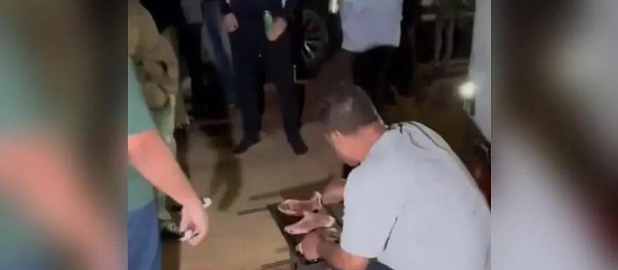 Amigos realizam último pedido e fazem churrasco durante velório em Sarandi; veja