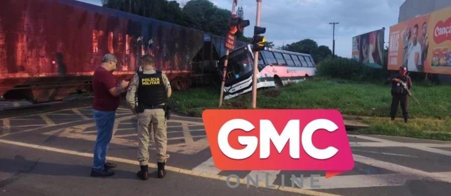 Ônibus do transporte coletivo é arrastado por trem em Sarandi