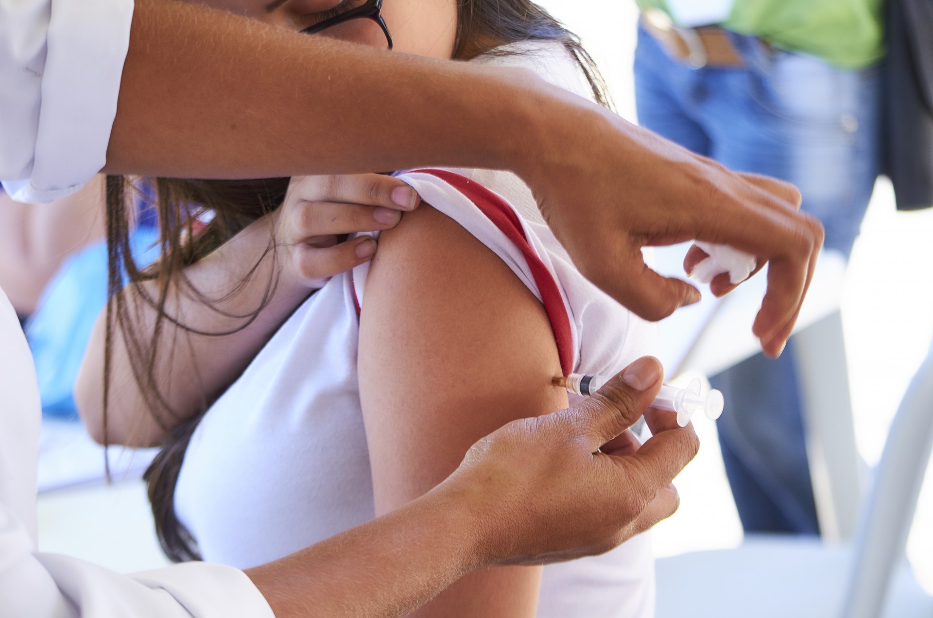 Paraná decide continuar oferta de vacinas da dengue mesmo após alerta da Anvisa