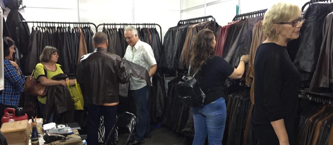 Chegada de frente fria anima comércio de roupas de couro na Expoingá