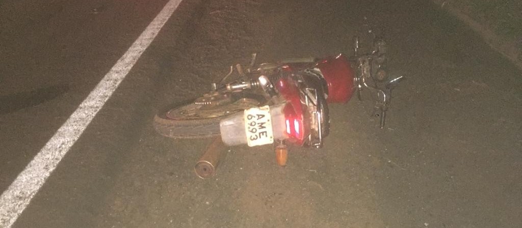 Motociclista morre ao bater em carro parado no acostamento na PR-323